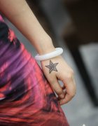 女孩子手部好看精美的五角星纹身图案