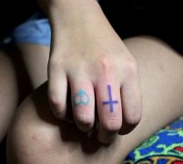 女生手指小清新十字架爱心与反战符号纹身图案