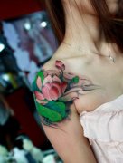 女孩子肩膀处彩色莲花纹身图案