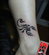 女孩子腿部一款图腾蝎子纹身图案