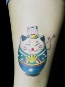 女生腿部可爱的不倒招财猫纹身图案