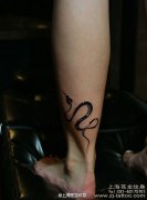 女生腿部好看的图腾蛇纹身图案