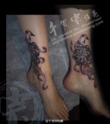 女生脚腕处唯美的黑白菊花纹身图案