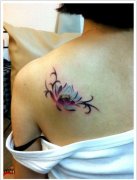 女生肩背好看的彩色莲花纹身图案