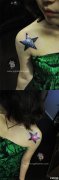 女生肩膀处彩色星空五角星纹身图案