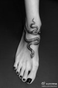女生一款脚部缠绕的蛇纹身图案