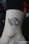 女生腿部卡哇伊的小象纹身图案