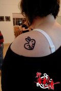 一款可爱的女生肩背图腾爱心兔子纹身图案