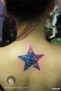 女生背部漂亮的彩色五角星纹身图案