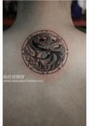 女生背部一款吉祥如意纹身图案