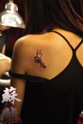 女孩子肩背好看的图腾钥匙纹身图案