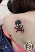 女生肩背可爱的海盗骷髅爱心纹身图案