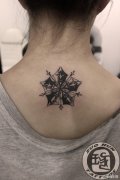 女生背部漂亮的黑白雪花纹身图案