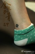 女生脚腕处小巧的四叶草纹身图案