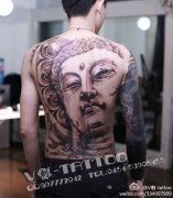 男生背部经典的满背石雕佛头纹身图案