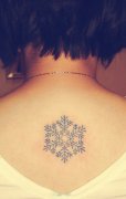 女生背部小巧清晰的雪花纹身图案