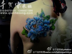 女生后背时尚漂亮的彩色牡丹花纹身图案