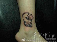 女生脚踝时尚可爱的猫咪纹身图案