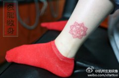 女生腿部流行漂亮的六芒星与莲花纹身图案