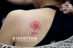女生肩背时尚小巧的向日葵花纹身图案