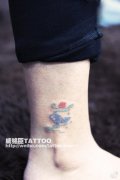 女生腿部小巧时尚的小鱼纹身图案
