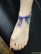 女生脚部漂亮时尚的彩色蝴蝶结纹身图案