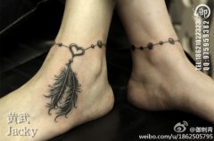 女生脚腕处简单时尚的羽毛脚链纹身图案