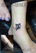 女生脚腕处可爱流行的猫咪纹身图案