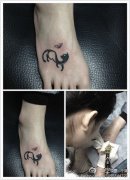 女孩子脚背可爱时尚的猫咪纹身图案