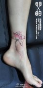 女生脚踝处时尚漂亮的水墨莲花纹身图案