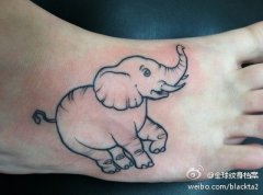 女生脚背时尚经典的大象纹身图案
