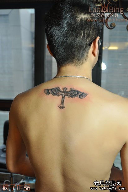 武汉纹身师傅疯子制作的后背十字架翅膀纹身图片作品