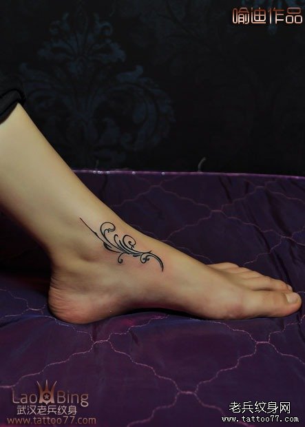 漂亮的脚部图腾藤蔓纹身图案作品