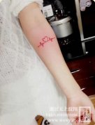 女生手臂时尚流行的彩色心电图纹身图案