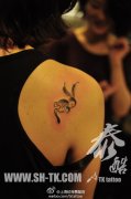 女生肩背小巧可爱的兔子纹身图案