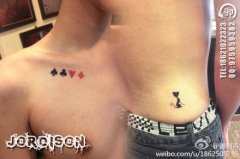 男生锁骨处扑克牌符号纹身图案