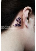 女生耳部小巧精美的钻石纹身图案