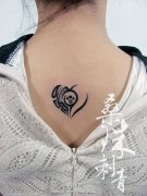 女生背部唯美时尚的图腾爱心纹身图案