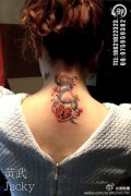 女生颈部小巧流行的爱心锁与钥匙纹身图案