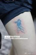 美女腿部小巧时尚的小金鱼纹身图案