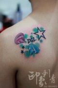 男人肩膀处漂亮时尚的彩色钻石纹身图案