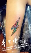 手臂时尚小巧的彩色闪电纹身图案