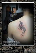 女生肩背小巧时尚的蝴蝶纹身图案