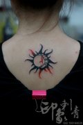 女生背部时尚小巧的图腾太阳纹身图案