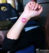 女生手腕小巧的彩色唇印纹身图案