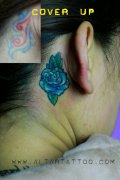 女生耳部小巧漂亮的彩色玫瑰花纹身图案