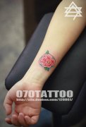 美女手臂小巧漂亮的花卉纹身图案