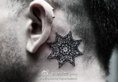 耳部时尚小巧的雪花纹身图案
