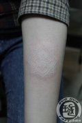 女生手臂小巧好看的白色花卉纹身图案