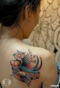 女生后肩背时尚精美的小燕子纹身图案
